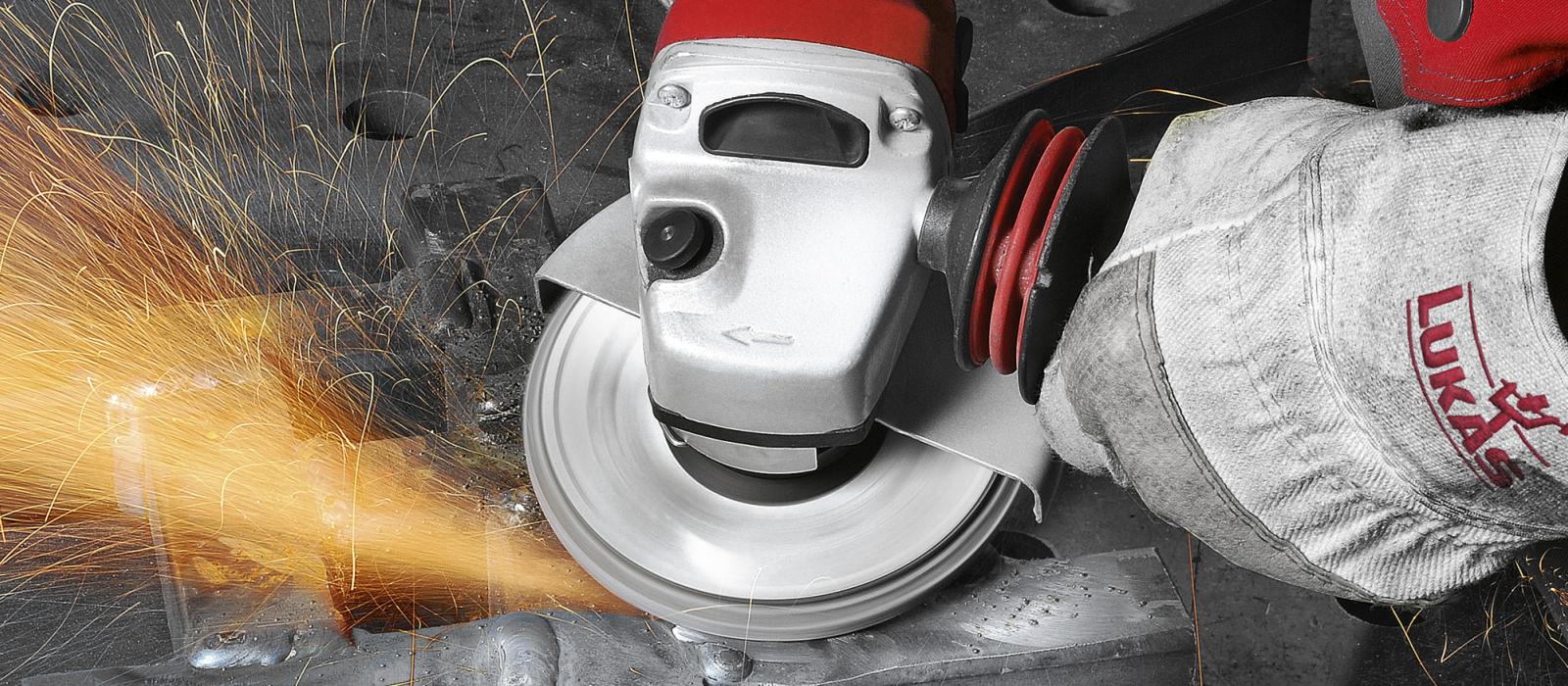Bild på person som slipar med en lamellsliprondell