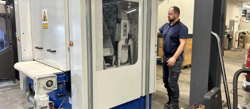 Tekniker gör service på maskin