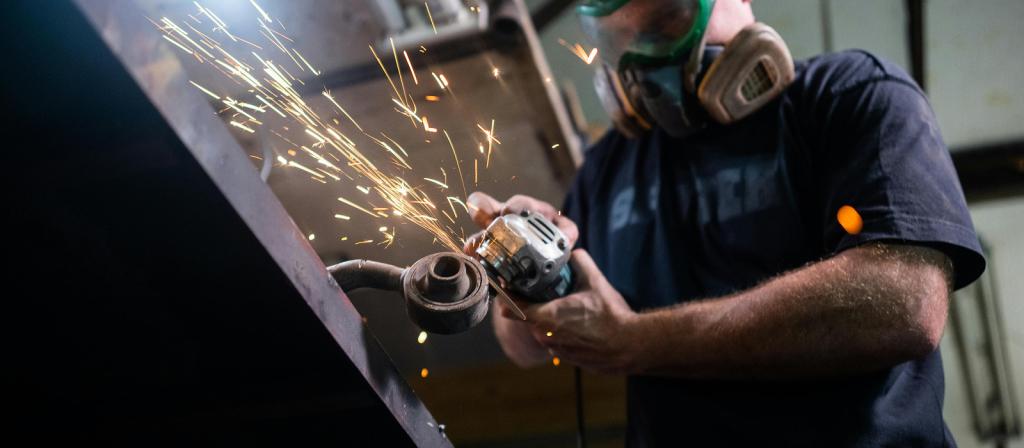 Person som sågar i metal.